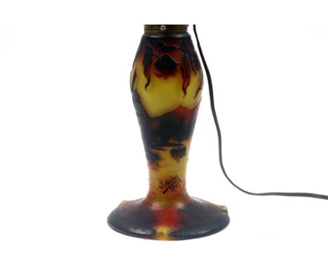 J. Michel - Paris signed lamp with base in pâte de verre || J. MICHEL - PARIS lamp met verlichte voet in glaspasta met landsc