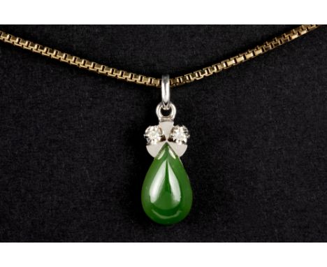 chain in yellow gold (18 carat) with a pendant with a drop shaped jade cabochon || Ketting in geelgoud (18 karaat) met een ge