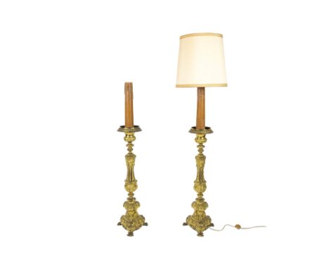 two antique gilded church candelabra, one made into a lamp || Lot van twee antieke gedoreerde kerkkandelaars (87 cm hoog), éé