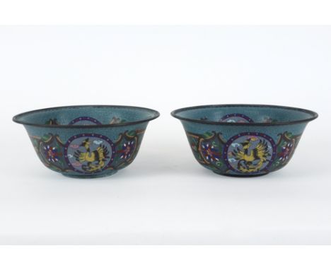 pair of antique marked cloisonné bowls (enamel on brass) with a polychrome decor with dragons and phoenixes || Paar antieke o