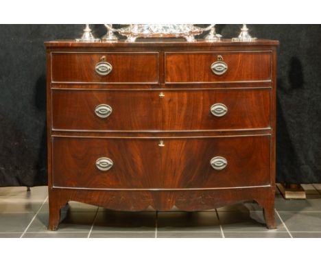 antique English chest of drawers in mahogany || Antieke Engelse commode met gegalbeerd front in acajou met vier laden 