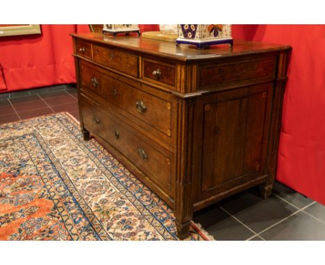 antique Louis XVI style chest of drawers from Namur in oak with inlay || Antieke Naamse Lodewijk XVI-commode in eik versierd 