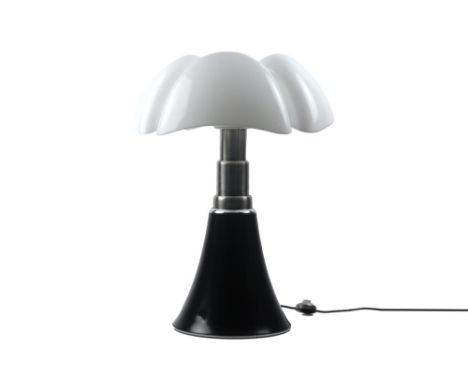 Gae Aulenti "Pipistrello" design lamp marked Martinelli Luce || GAE AULENTI (1927 - 2012) zgn "Pipistrello" tafellamp naar ee