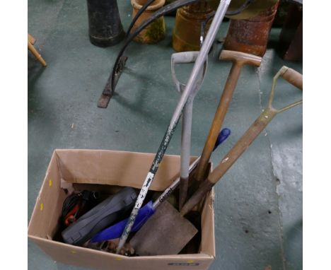 Quantity of garden tools etc