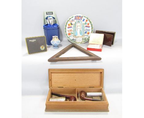 Smokers related items including a Wedgwood Jasperware cigarette lighter, a Ronson Variflame table lighter in presentation box