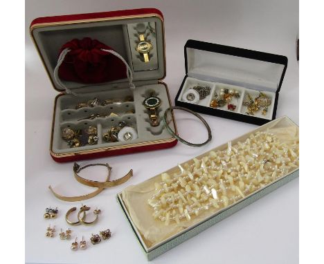 Collection of jewellery to include a small quantity of 9ct earrings, an enamelled bangle (af), etc 