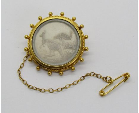Victorian Australian 15ct brooch with carved emu egg panel depicting a kangaroo and an emu, 2.8cm diameter, 6.8g 