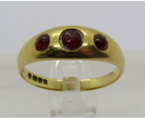 18ct garnet gypsy ring, maker Robert Pringle &amp; Sons, London 1920, size N/O, 3.4g 