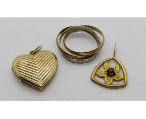 9ct tri-colour Russian wedding ring, 2.8g, a silver gilt floral pendant, maker 'TK' and a 9ct back and front heart shaped loc