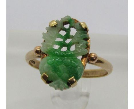 14ct jade ring with carved and pierced detail, size O/P, 3g 