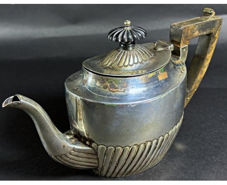 A late Victorian silver teapot, Birmingham 1894, maker Haseler Brothers, 9.3oz approx 