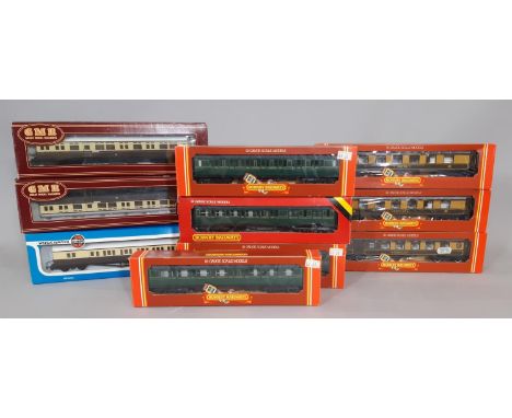 10 boxed 00 scale model railway coaches comprising 3x Hornby R233 Pullman coaches (named), 4x  R441/2 Southern rail coaches, 