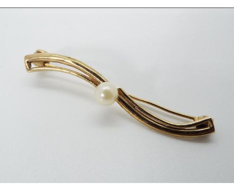 A hallmarked 9ct gold bar brooch with single pearl, 2.2 grams all in. 