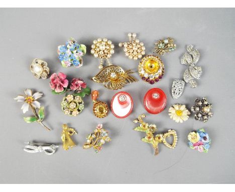 Vintage Brooches - Twenty one vintage brooches, all various designs and styles, plus two scarf brooches/clips