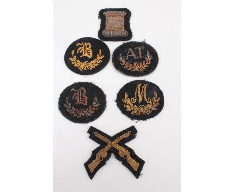 A quantity of Army full dress qualification and trade badges