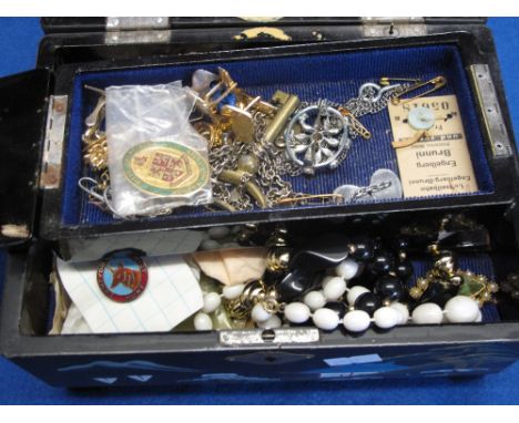 Oriental lacquered design jewellery box containing various costume jewellery, cufflinks, chains, brooches, beads, hunt badge 