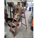 JOHNSON LADDERS 6' WOOD LADDER, 200 LB DUTY RATING