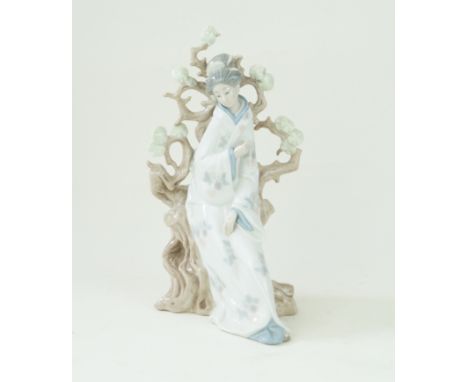 A large Lladro figurineDepicting a Geisha girl complete with fan, factory marks to base, height 30cm    CONDITION REPORT:  go