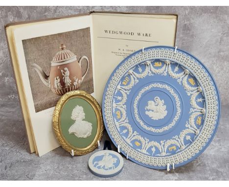 Wedgwood -&nbsp;A small later 20th Century Wedgwood Jasperware token or plaque made to commemorate the 900th Anniversary of t