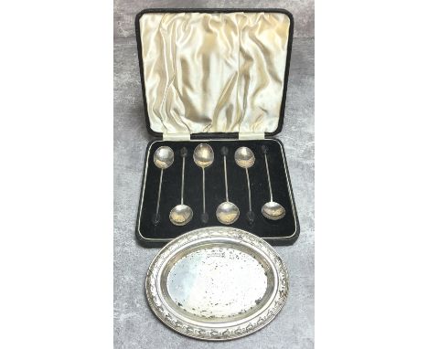 A silver oval trinket tray the rim decorated in relief with stylised fleur de lys, Cars of Sheffield, Sheffield, 1995 30.9g; 
