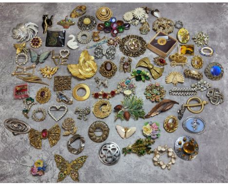 Costume jewellery - including filigree yellow metal butterfly brooch, white metal mounted enamel moth brooch; an Edwardian st