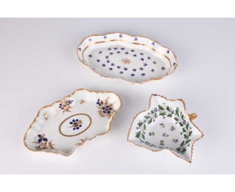 A Worcester porcelain spoon tray, circa 1765, decorated in cobalt and gilt, unmarked, 15.8 wide; together with a Caughley por