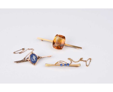 A large single stone citrine set bar brooch, stamped '9ct', together with a 9ct gold blue paste set bar brooch, total weight 