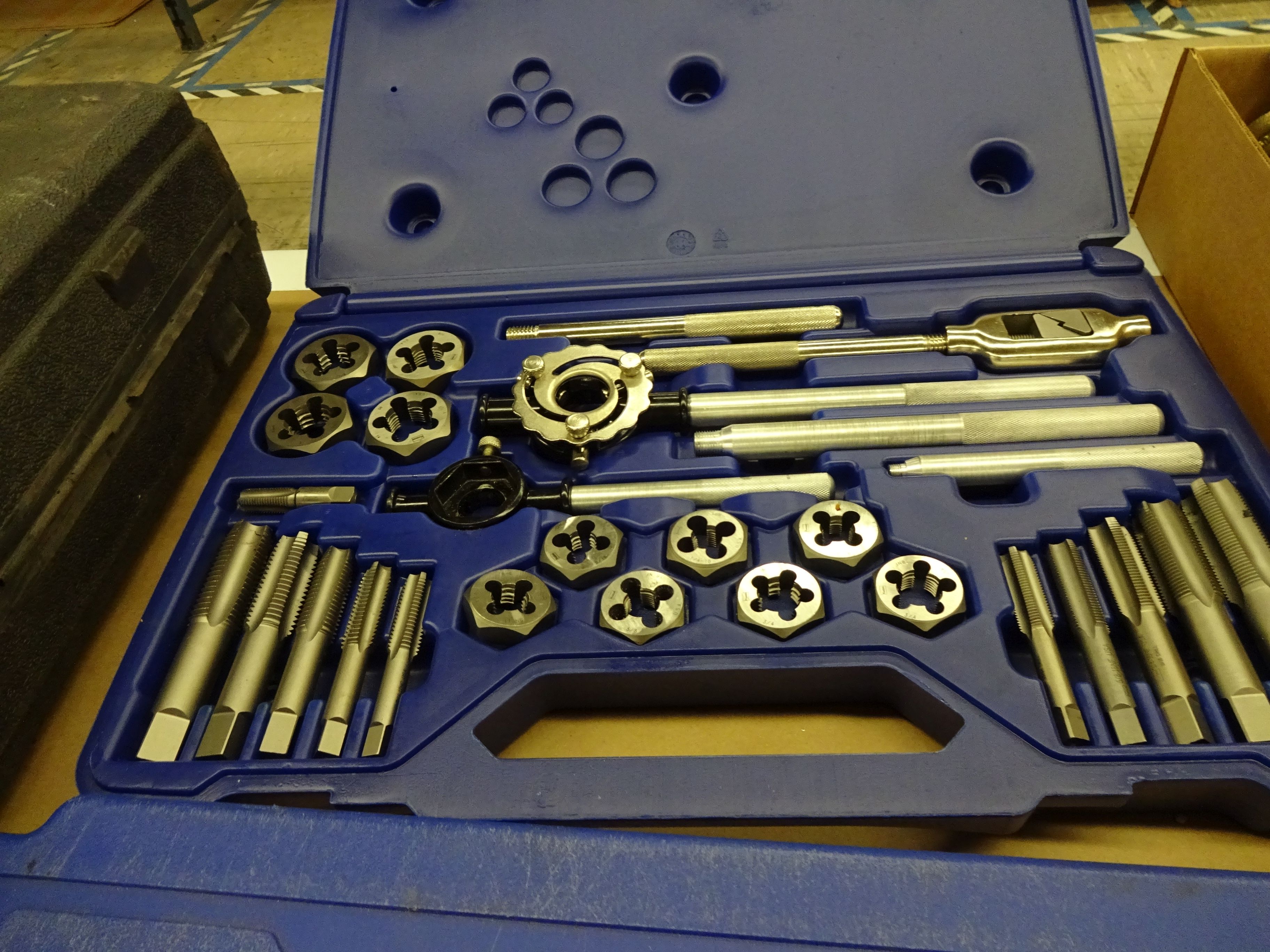 IRWIN STANDARD TAP AND DIE SET