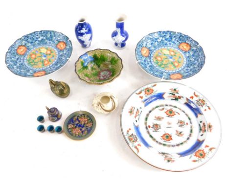 Miscellaneous oriental items, to include a 19thC Chinese plate, decorated in red, green and blue, (AF), a Japanese Satsuma ty