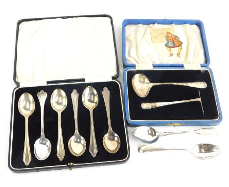 A collection of small silver, to include a set of six silver teaspoons in a fitted case, Birmingham 1929, child's spoon and p