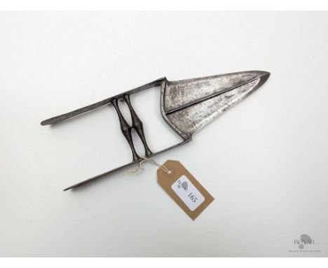 AN INDIAN KATAR DAGGER (2).
We offer in-house international shipping for all items - you will receive a quote with your invoi