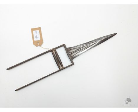 AN INDIAN KATAR DAGGER (1).
We offer in-house international shipping for all items - you will receive a quote with your invoi