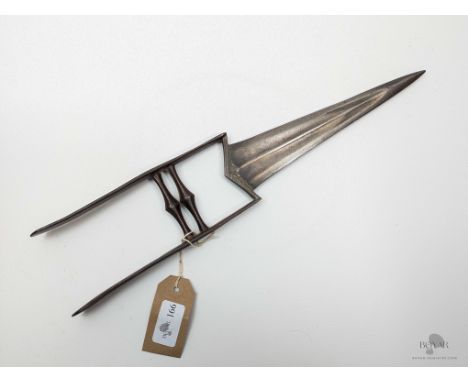 AN INDIAN KATAR DAGGER (3).
We offer in-house international shipping for all items - you will receive a quote with your invoi