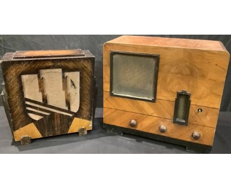 A 1930's Art Deco Aerodyne valve radio; an Art Deco wooden cased speaker (2) 