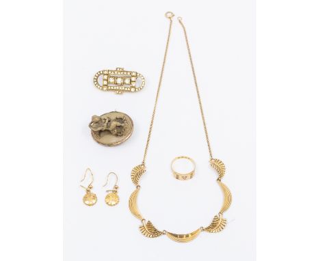 A collection of jewellery to include a 9ct gold necklace comprising alternate leaf and crescent shaped links, chain link term