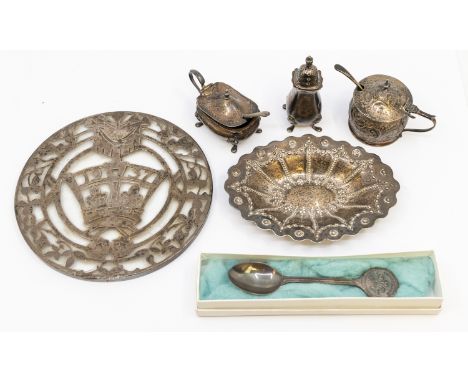 A small collection of silver to include; a Victorian silver oval trinket dish, having elaborate banner and bead design, hallm