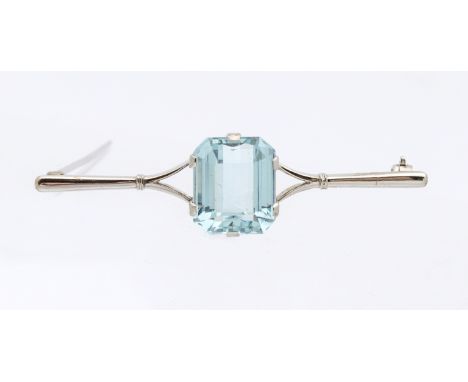 An early 20th century aquamarine and 15ct white gold bar brooch, comprising an octagonal step cut aquamarine, weighing approx