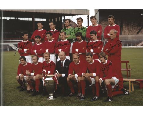 Football Autographed Man United 12 X 8 Photo Col, Depicting A Wonderful Image Showing The 1968 European Cup Winners Posing Wi