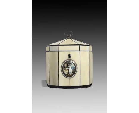 λ A George III ivory decagonal tea caddy, inlaid with tortoiseshell stringing, the tent hinged top with a silver loop handle 