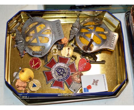 TIN WITH VINTAGE AA BADGES AND VARIOUS OTHER BADGES     