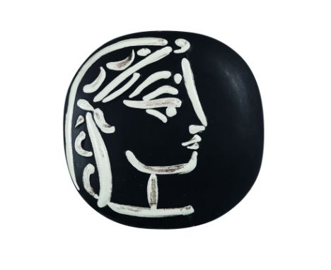 Pablo Picasso (1881-1973),  Profil de Jacqueline , 1956, E.O., terre de faïence blanche et gravure soulignée de couverte et f