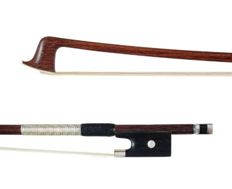 Très bel archet de violon fait par Jules Fétique, début du XXe s., baguette en bois de pernambouc, hausse ébène argent, 56,9g