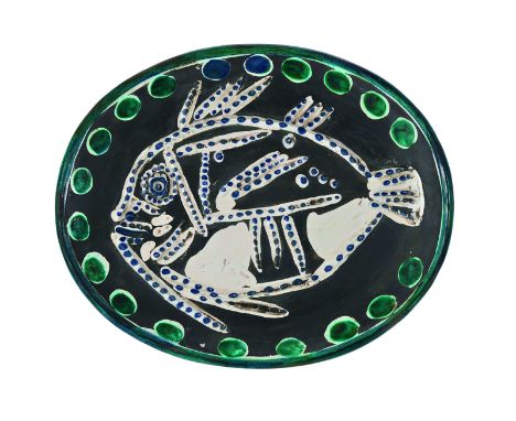Pablo Picasso (1881-1973),  Poisson Fond noir , 1952, E.O., terre de faïence blanche, décor aux engobes sous couverte et glaç