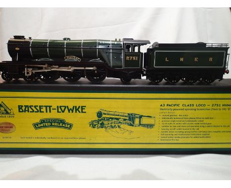 Bassett Lowke O gauge A3 class Humorist, 2751, LNER Green, in near mint condition, storage wear to box. UK P&amp;P Group 1 (£