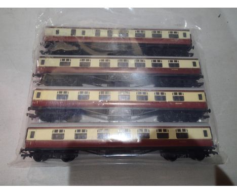 Rake of four OO scale Dapol/Mainline blood/custard coaches, in very good condition, unboxed. UK P&amp;P Group 1 (£16+VAT for 