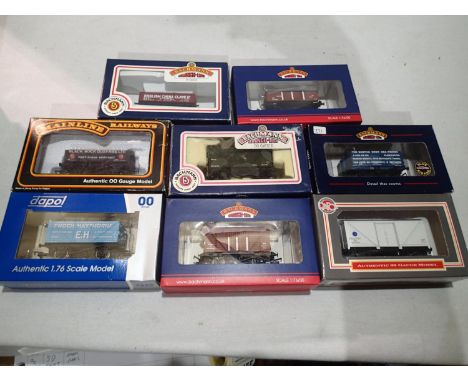 Eight assorted OO scale wagons, Bachmann, Dapol etc, mostly in excellent condition, boxes have wear. UK P&amp;P Group 1 (£16+