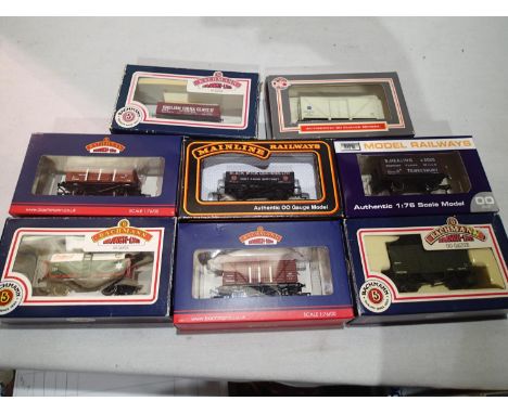 Eight OO scale assorted wagons, Bachmann, Dapol etc, mostly in excellent condition, boxes with wear. UK P&amp;P Group 1 (£16+