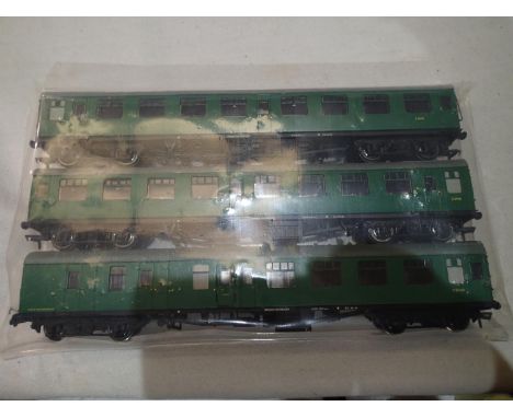 Rake of three OO scale Bachmann BR MK1 green coaches, in very good condition, some glazing loose, unboxed. UK P&amp;P Group 1