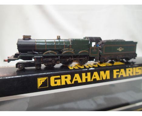 N gauge Farish Castle class, 7004 Eastnor Castle, Green Late crest, glue marks-lamp fitted, box has wear. UK P&amp;P Group 1 