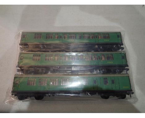Hornby Dublo 2/3 rail, rake of three B.R Green coaches, two comps and one brake end, in very good condition/unboxed. UK P&amp